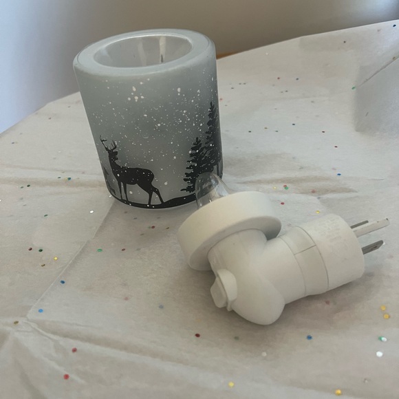 Scentsy winter scene wall plug in. Excellent used condition - Picture 2 of 3